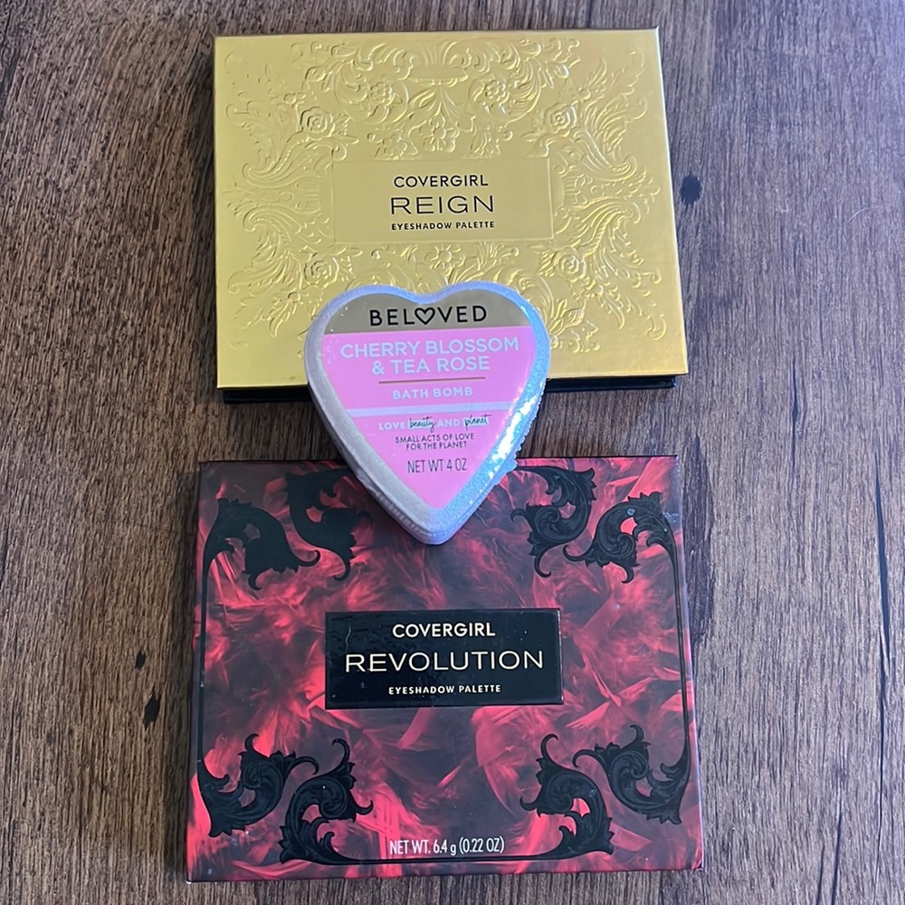 2 eyeshadow pallets and bath bomb
